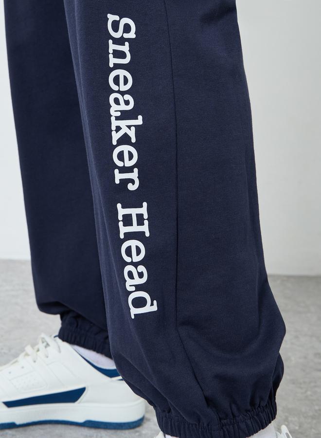 ستايلي جوغر مطبوع بشعار وقصة مريحة - Image 3